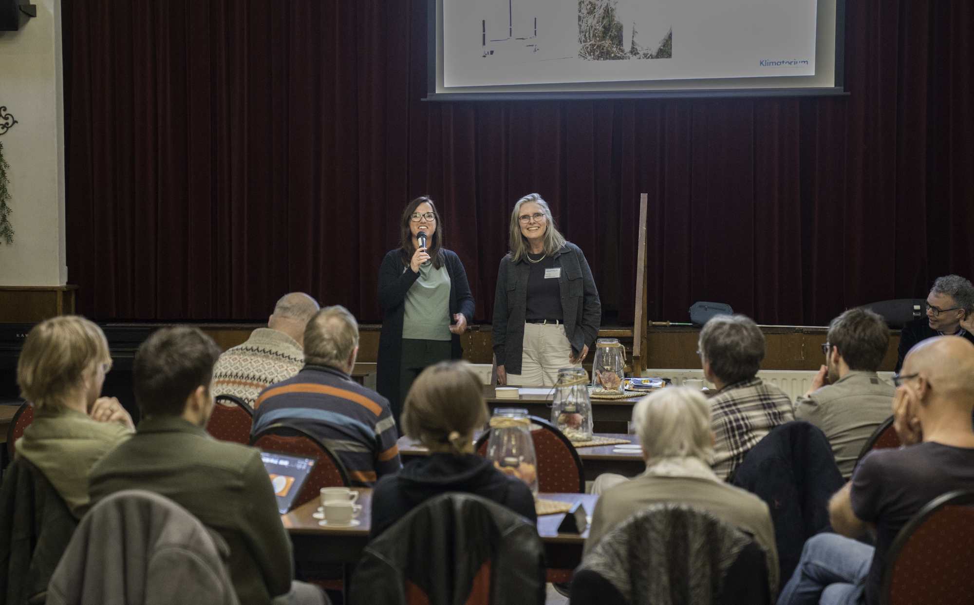 Wethouder Jelbrich Peters staat voor een groep mensen