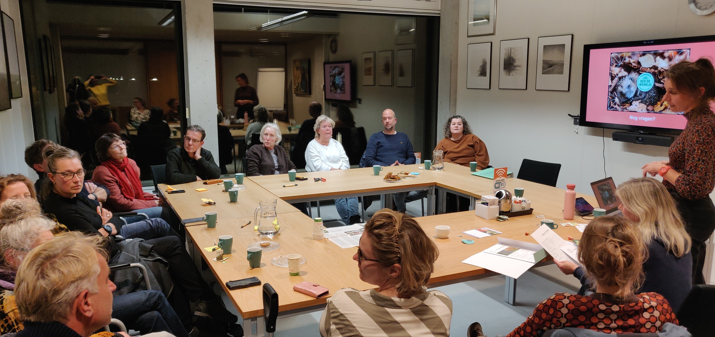 Groep mensen aan tafel