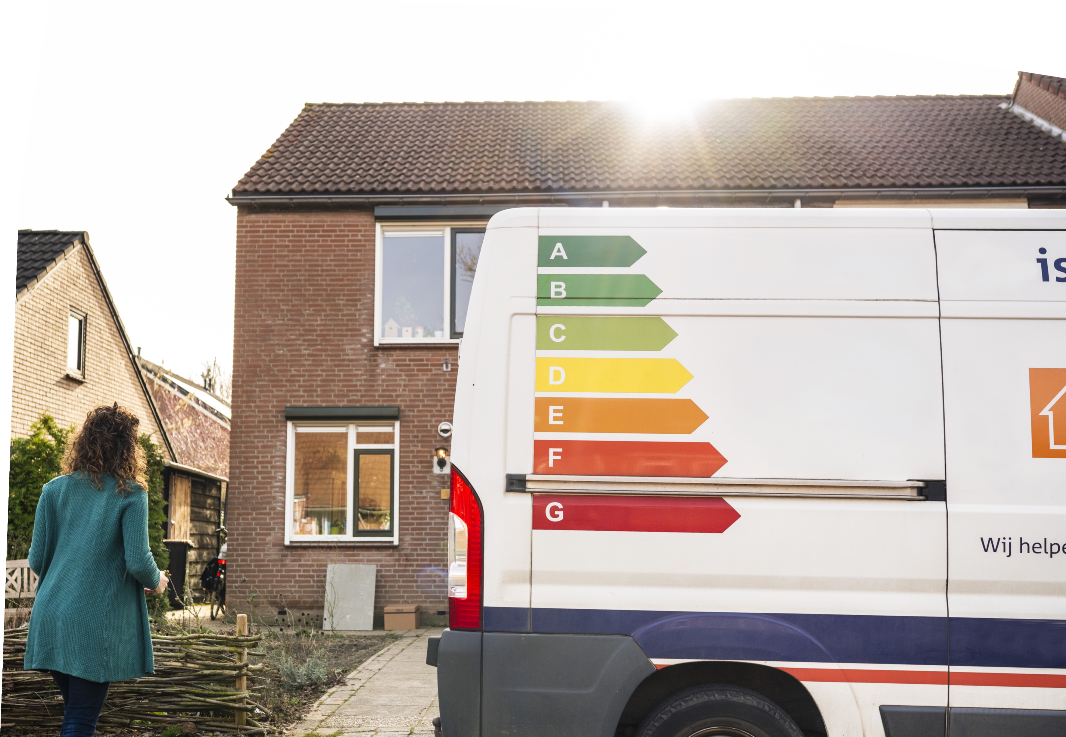 Wit busje voor woning
