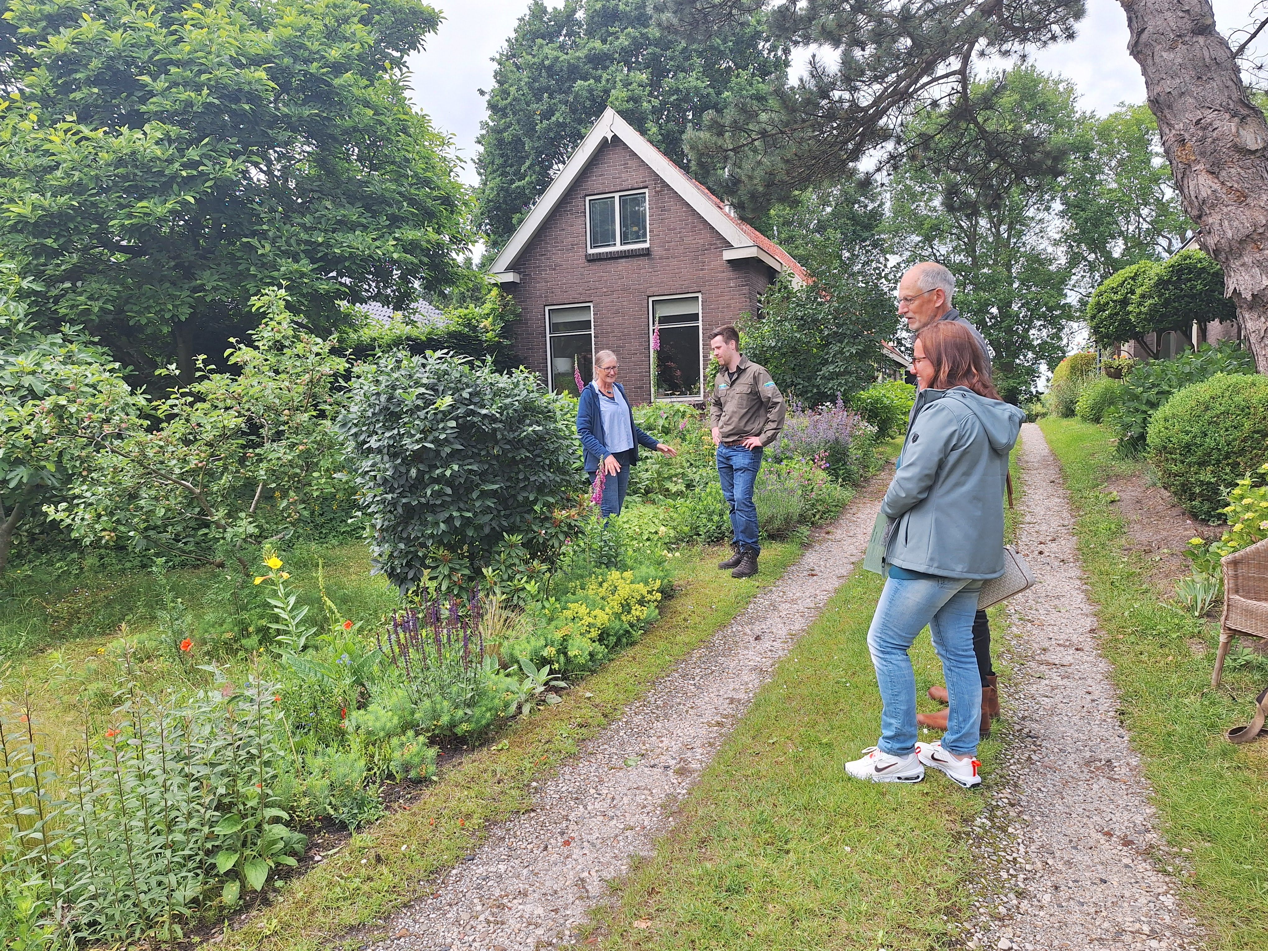 Vier mensen verspreid over een boerenerf