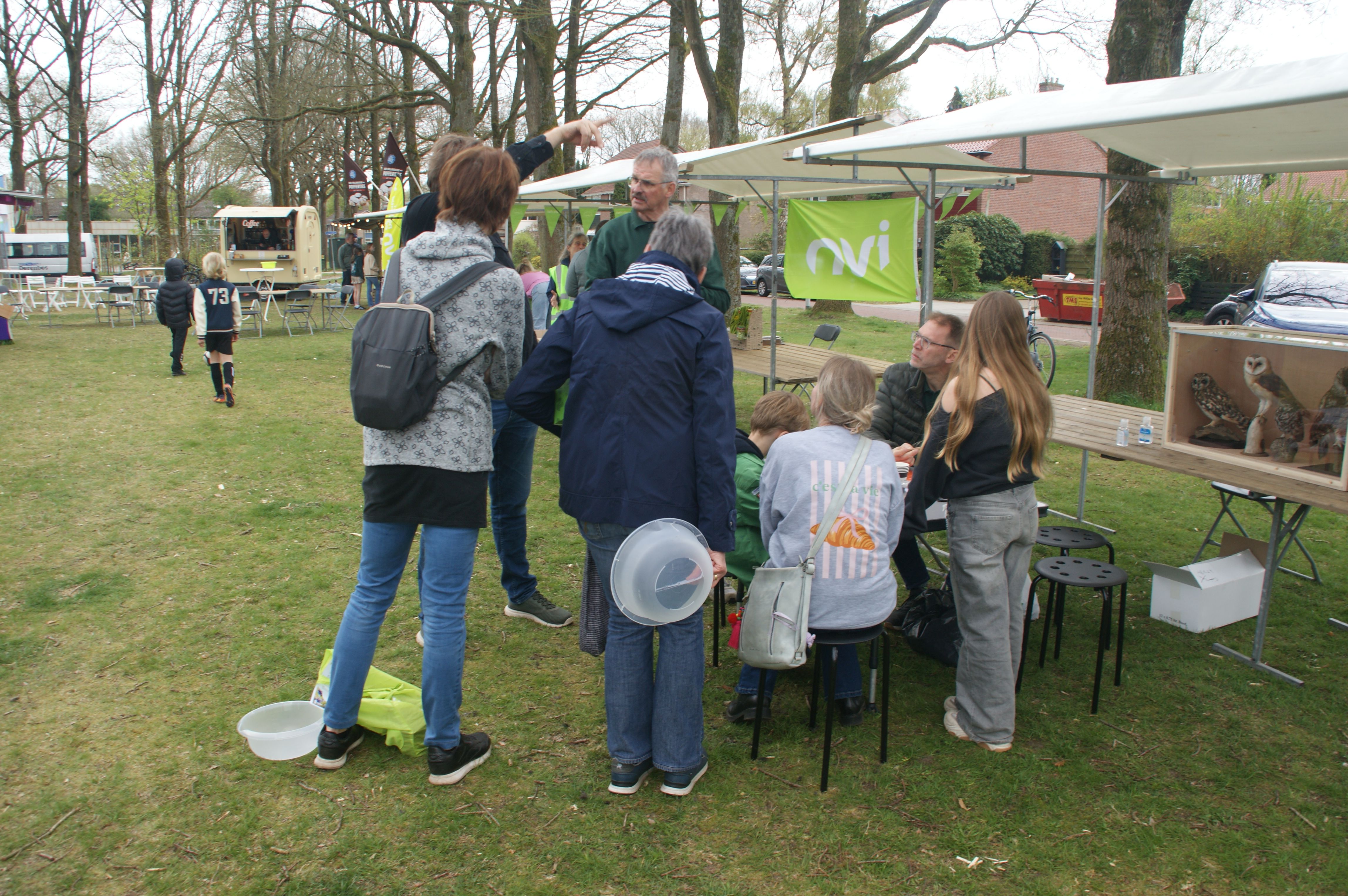 Mensen bij een marktkraam