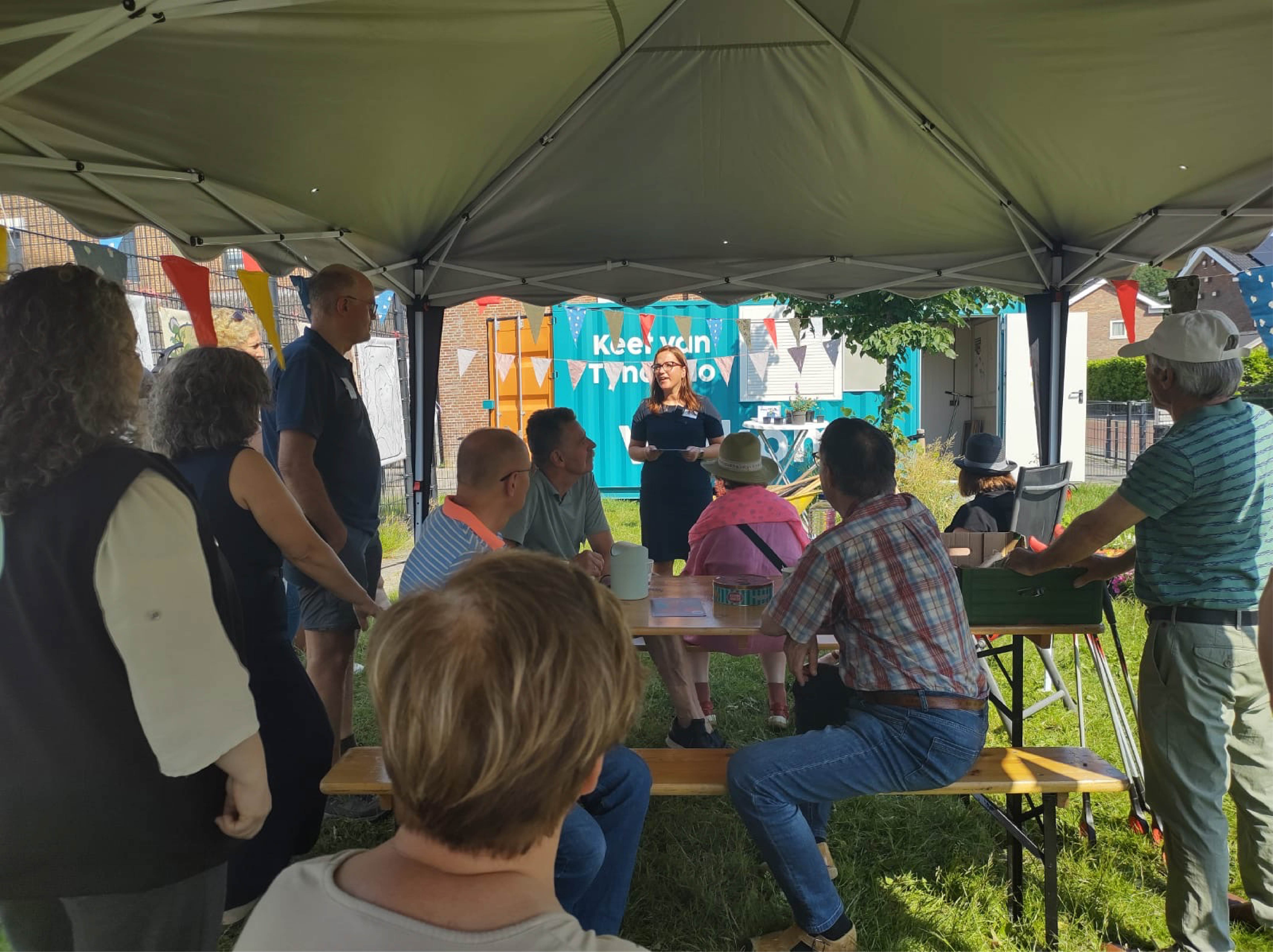 Groep mensen onder een partytent