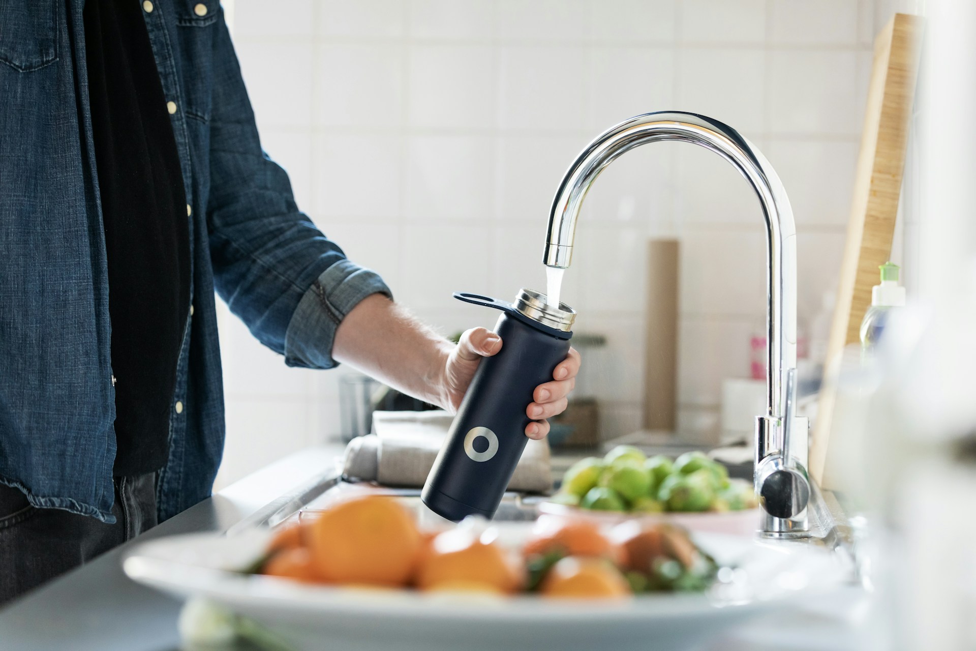 Kraan waarmee iemand een drinkfles vult