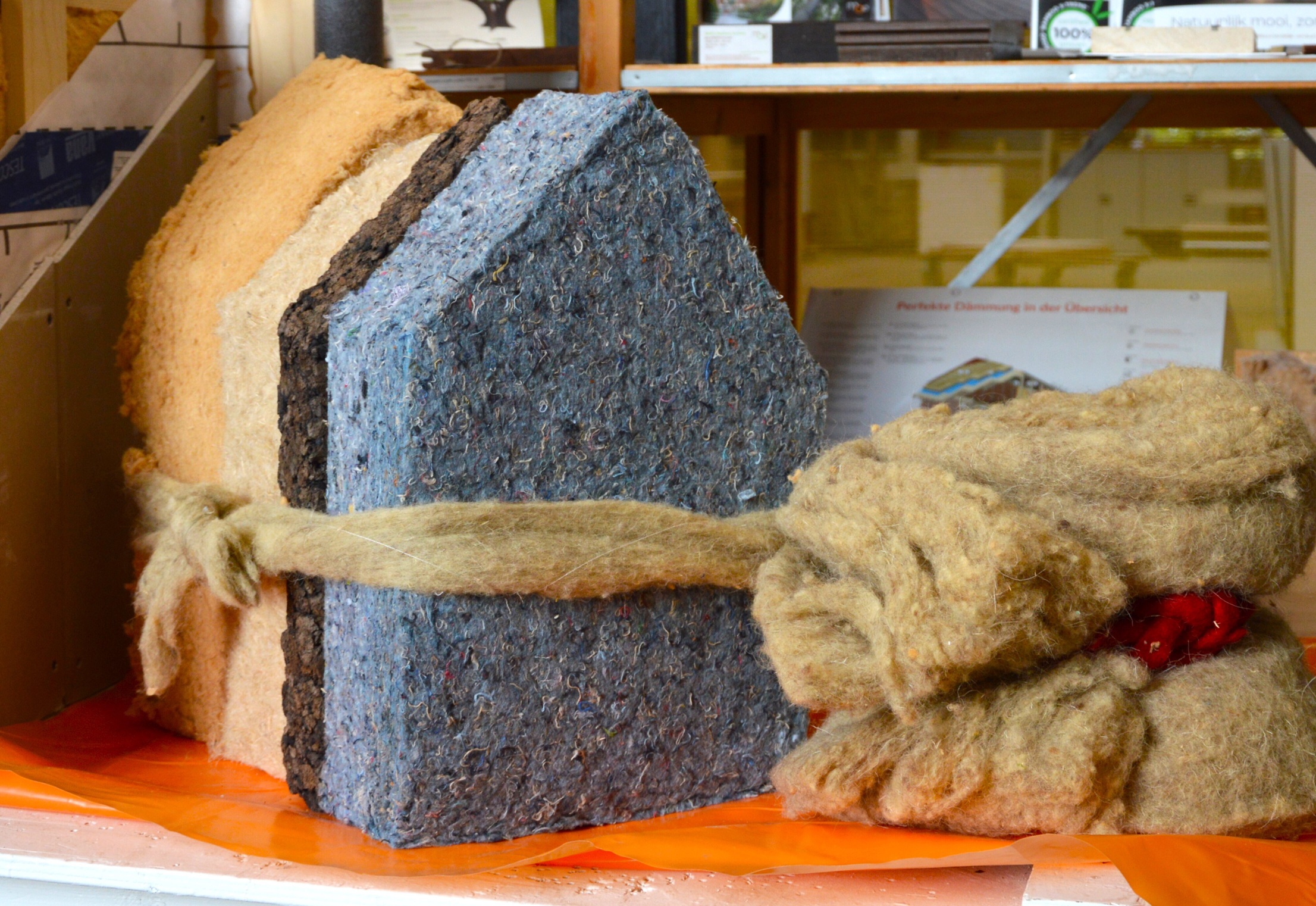 Verschillende isolatiematerialen in de vorm van huisjes