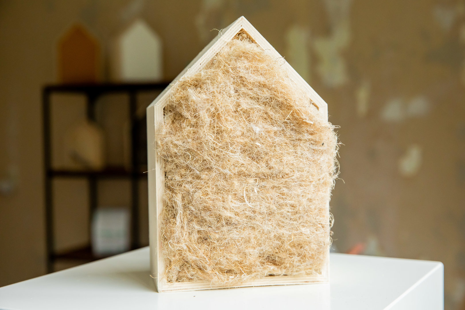 Houten huisje met vulling van beige isolatiemateriaal