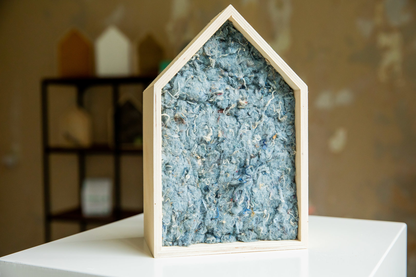 Houten huisje met vulling van isolatiemateriaal