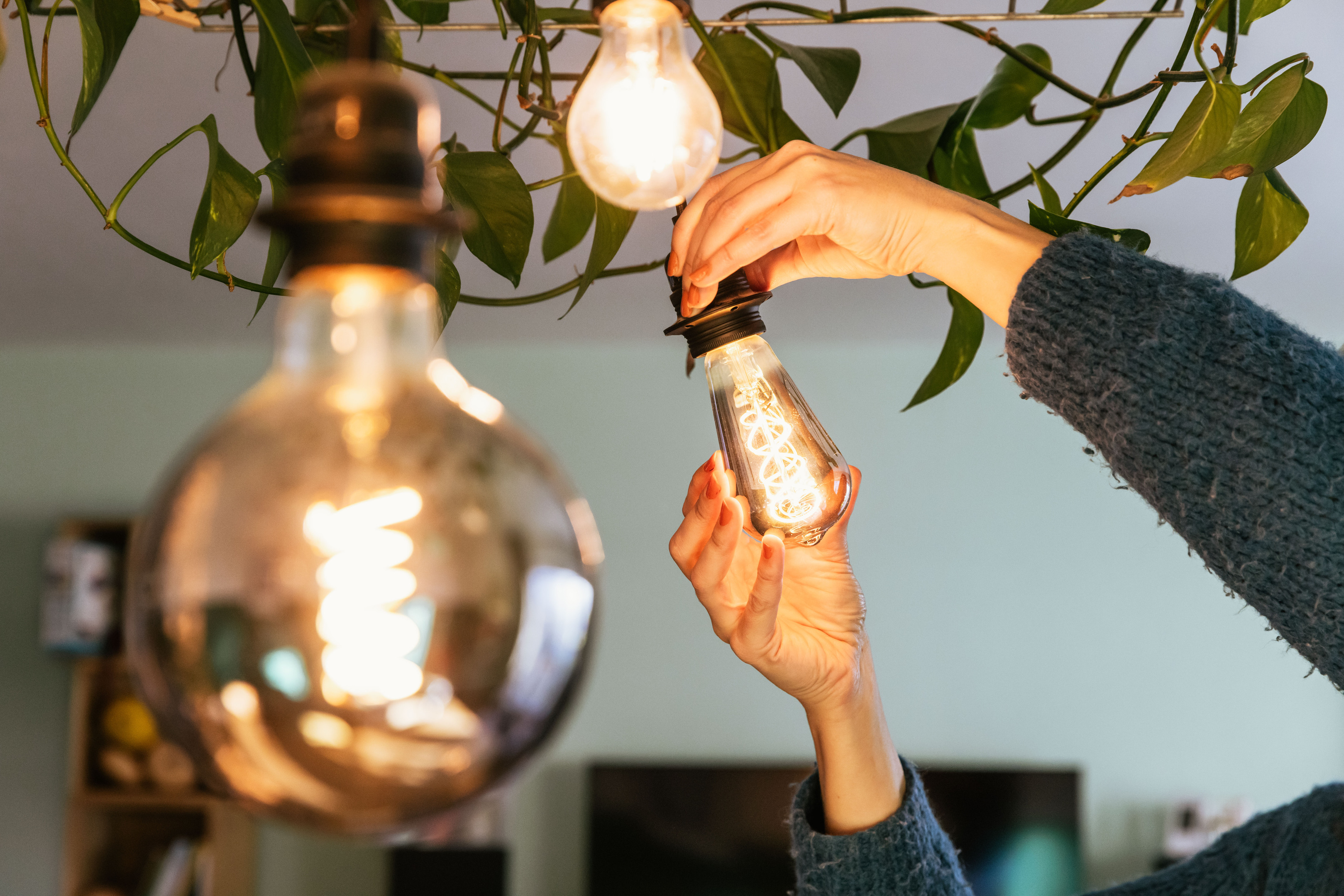 Handen die ene ledlamp indraaien
