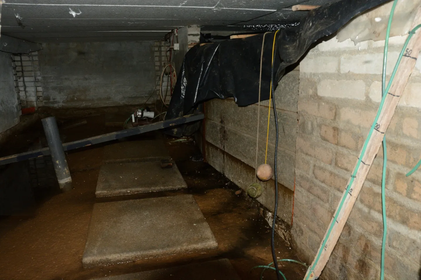 Een kelder met een muur als afscheiding van het waterreservoir