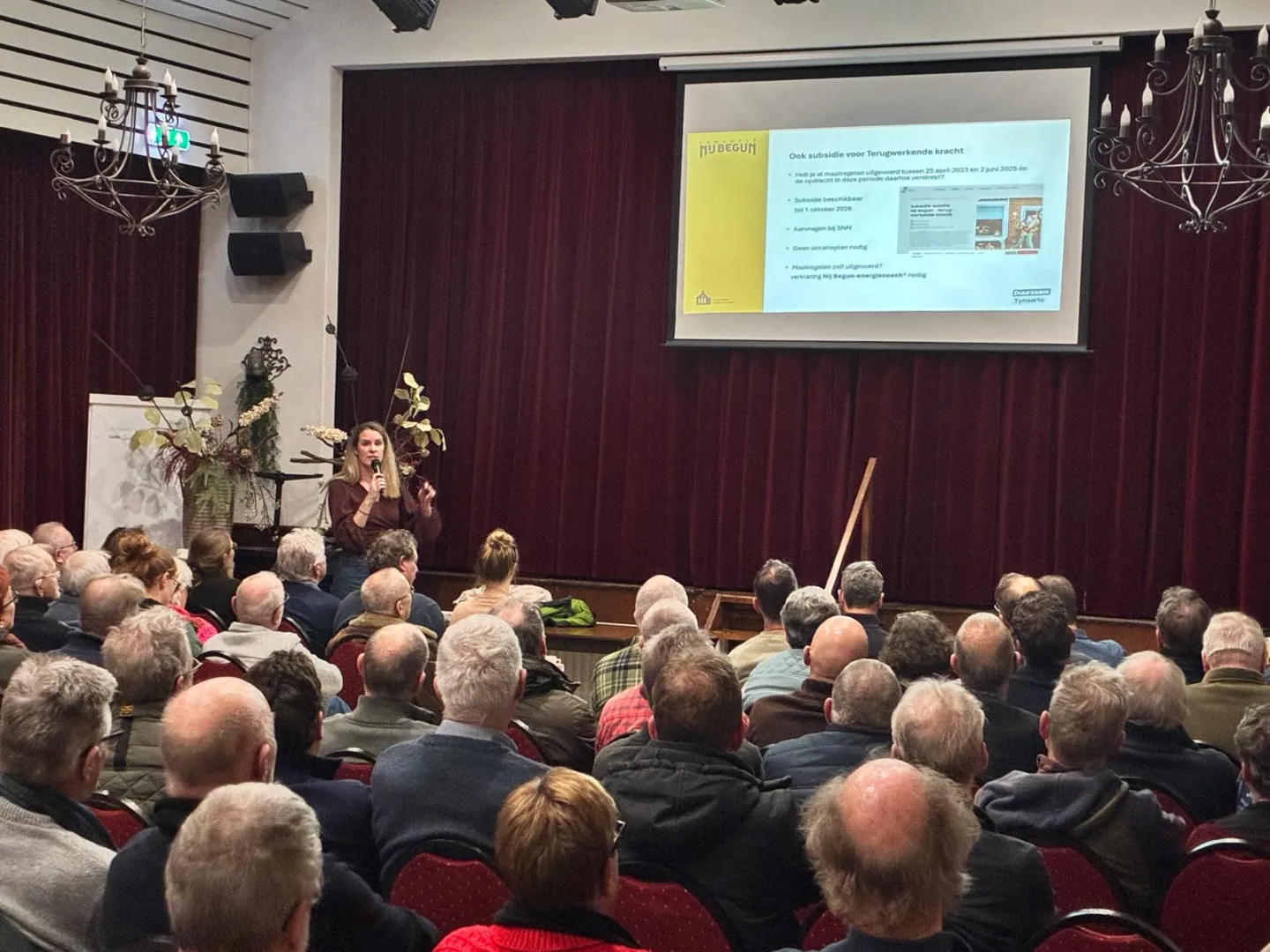 Presentator voor een zaal met mensen