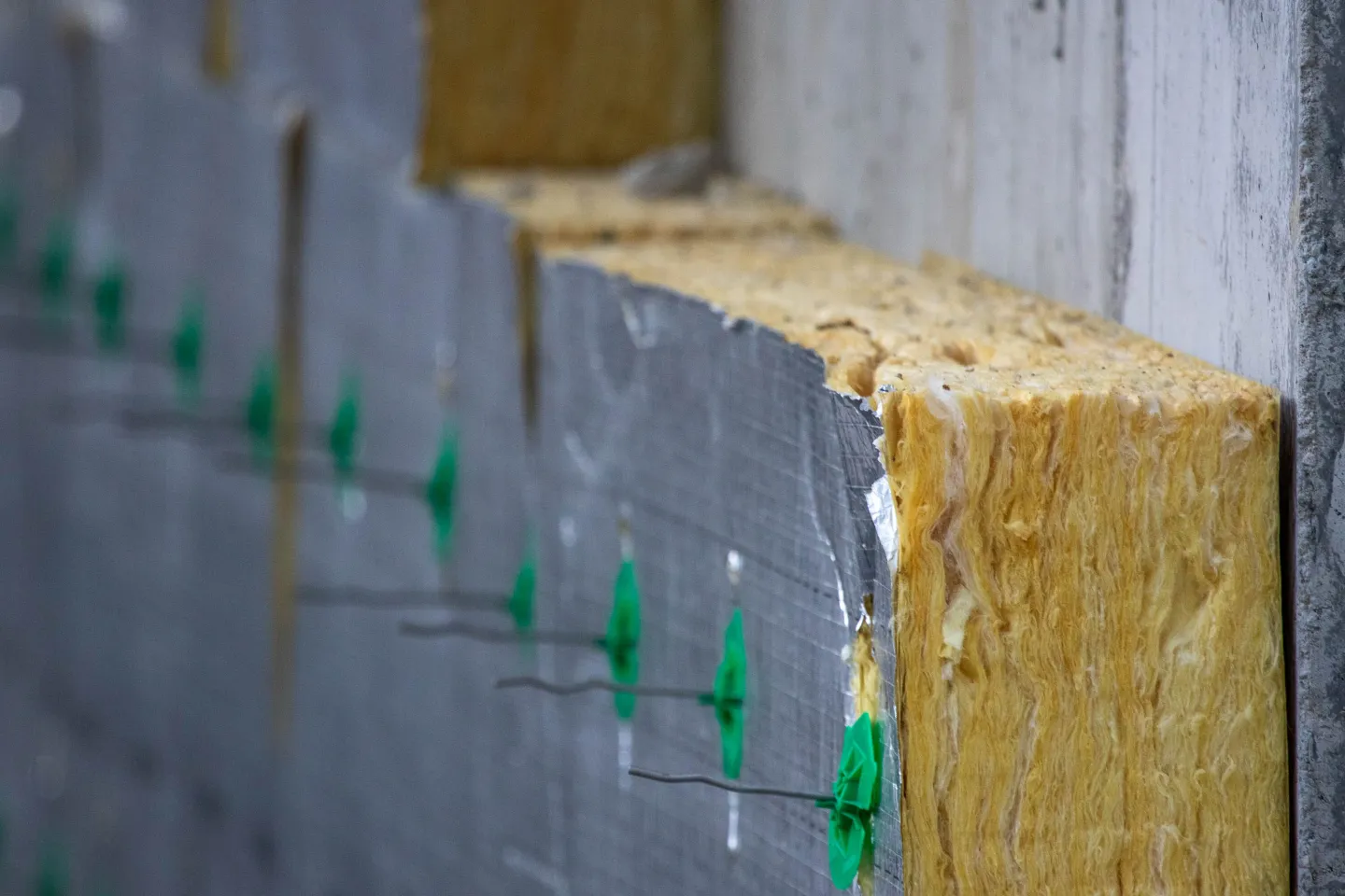 Isolatiemateriaal aan een wand