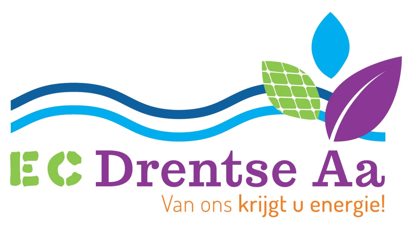 Logo EC Drentse Aa met de naam, twee golvende blauwe linnen, drie blaadjes in blauw, groen en paars, en de tekst Van ons krijgt u energie