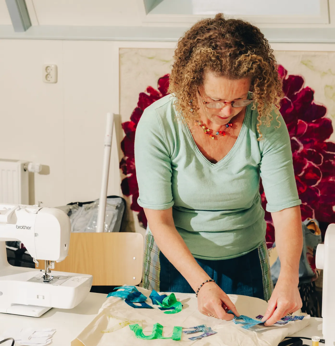 Annemieke van den Berg bezig met textiel